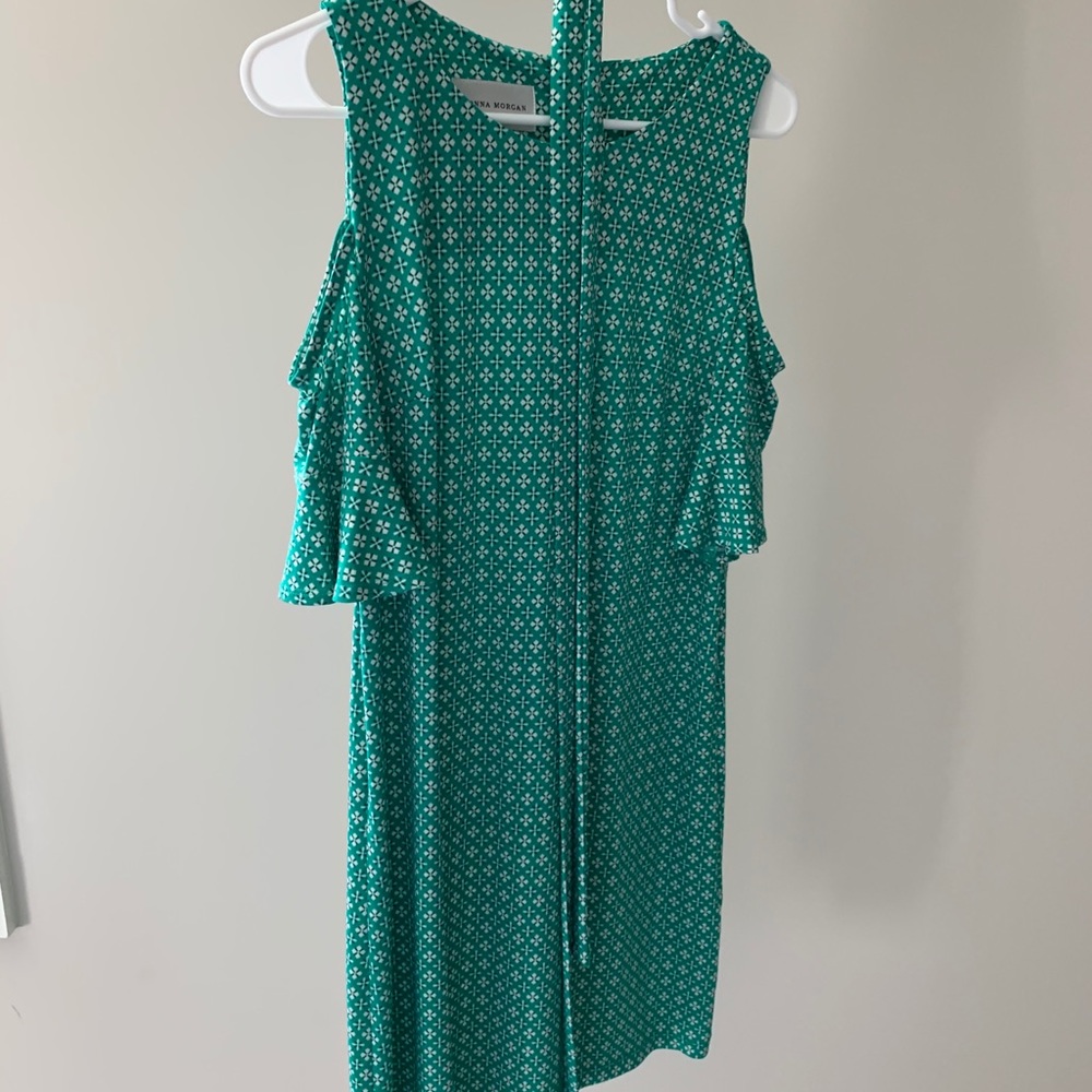 DONNA MORGAN COLD-SHOULDER SHIFT DRESS - Picture 4 of 4
